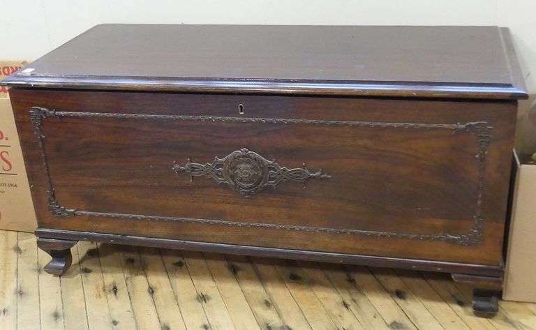 ROSEWOOD AND MAHOGANY BLANKET BOX