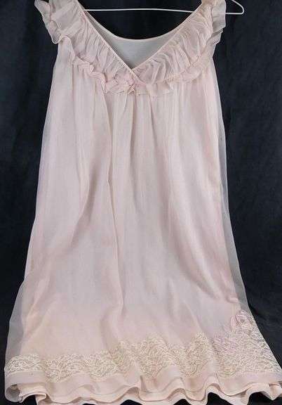 VINTAGE NIGHTGOWN & LACE ROBES