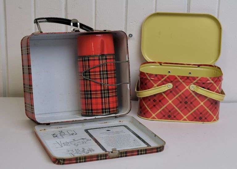 LUNCH BOXES AND ICE BOX
