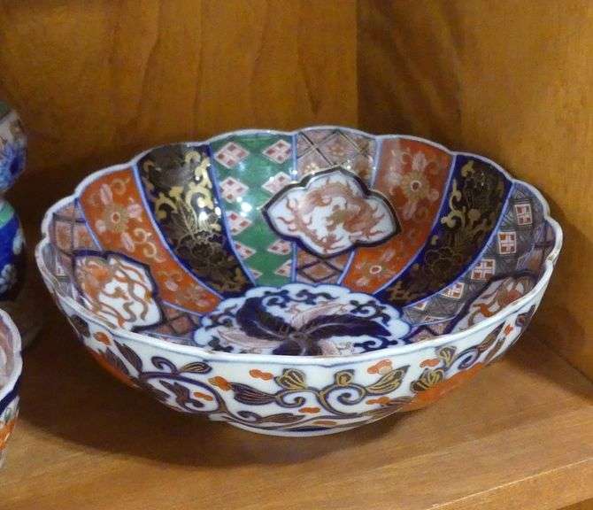 FIVE PIECES OF JAPANESE IMARI PORCELAIN