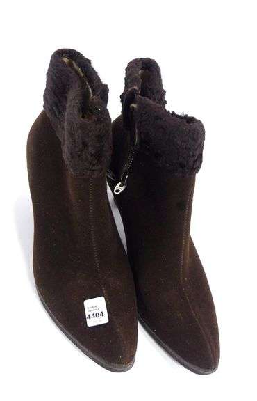 PAIR VINTAGE ANKLE BOOTS WITH KITTEN HEELS