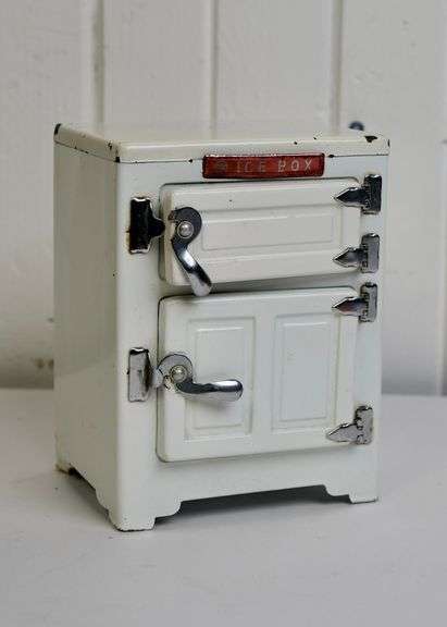 LUNCH BOXES AND ICE BOX