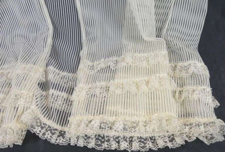 VINTAGE NIGHTGOWN & LACE ROBES