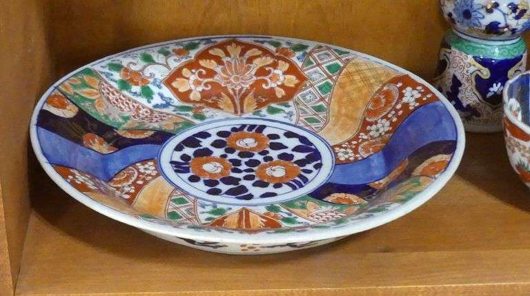 FIVE PIECES OF JAPANESE IMARI PORCELAIN