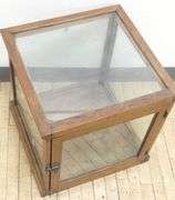 OAK COUNTER TOP SHOWCASE