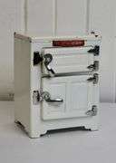 LUNCH BOXES AND ICE BOX