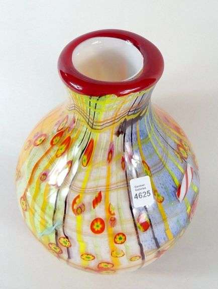 ART GLASS VASE