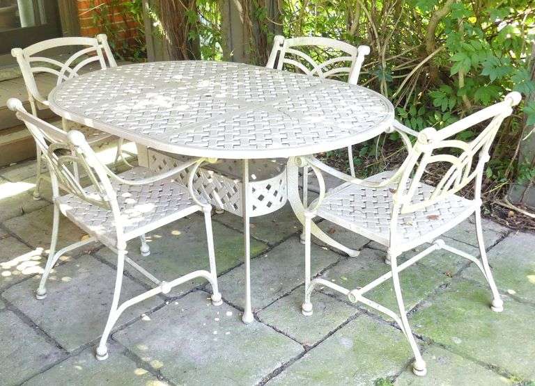 WROUGHT IRON PATIO SET