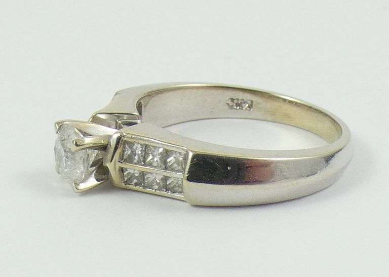 LADIES' DIAMOND RING