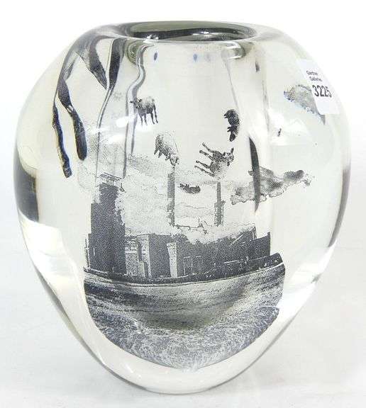 HIGHLY UNIQUE ART GLASS VASE