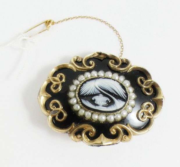 EXCEPTIONAL ANTIQUE MOURNING BROOCH