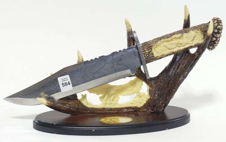 COLLECTOR KNIFE ON STAND