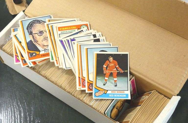 2 BOXES OF 1970'S HOCKEY CARDS