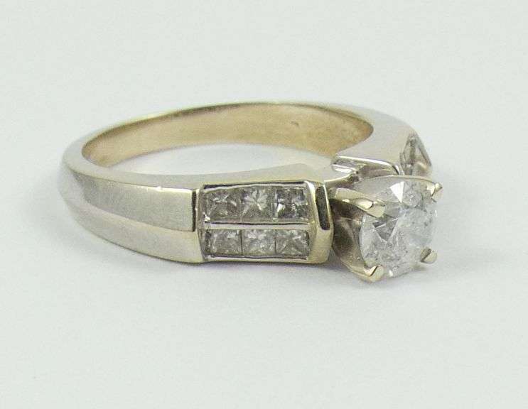 LADIES' DIAMOND RING