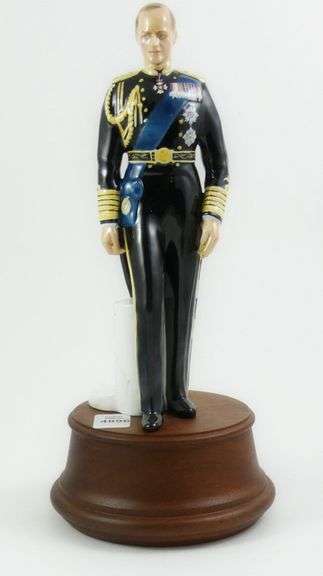 DOULTON LTD. EDITION ROYALTY FIGURINE