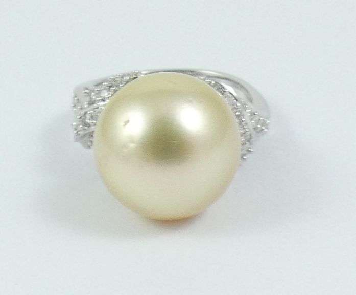 IMPRESSIVE PEARL & DIAMOND RING