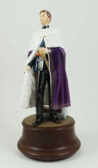 DOULTON LTD. EDITION ROYALTY FIGURINE