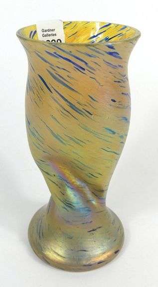 ART GLASS VASE