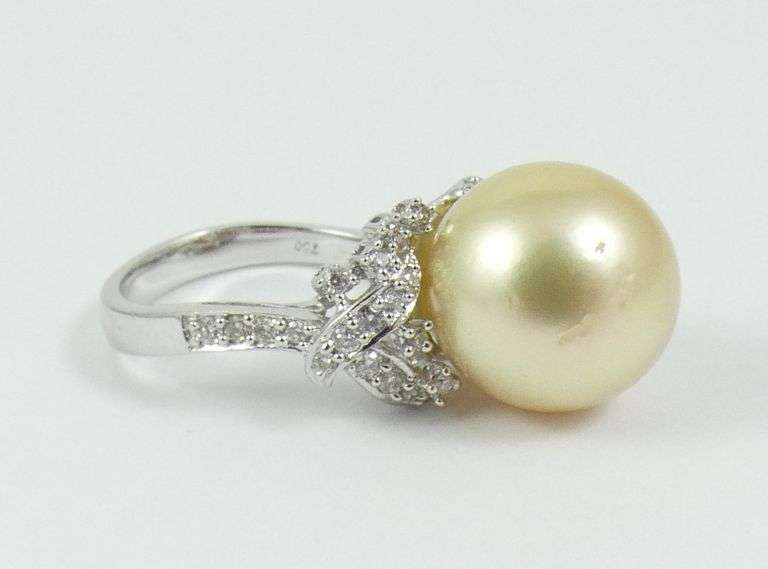 IMPRESSIVE PEARL & DIAMOND RING