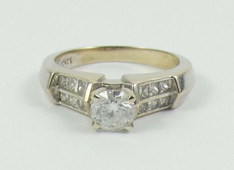 LADIES' DIAMOND RING