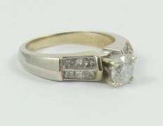LADIES' DIAMOND RING