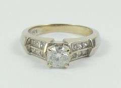 LADIES' DIAMOND RING
