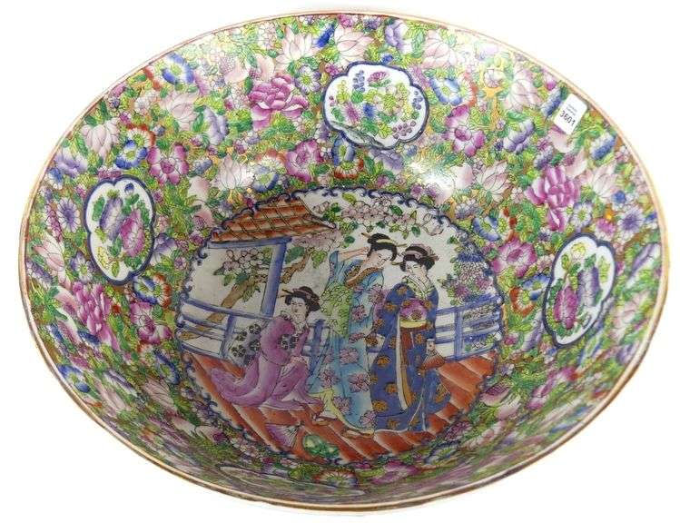 LARGE CHINESE PORCELAIN BOWL