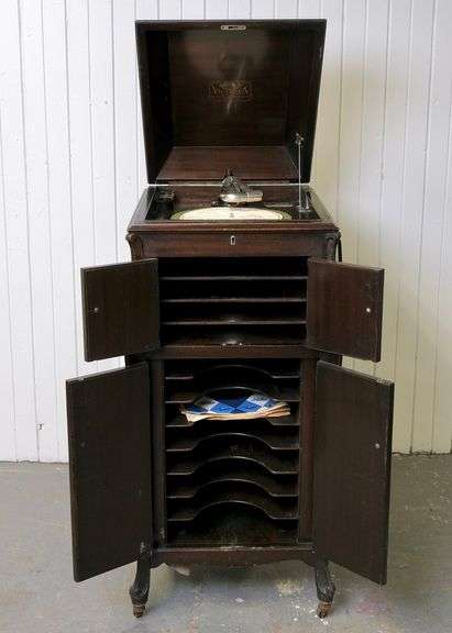 ANTIQUE VICTROLA