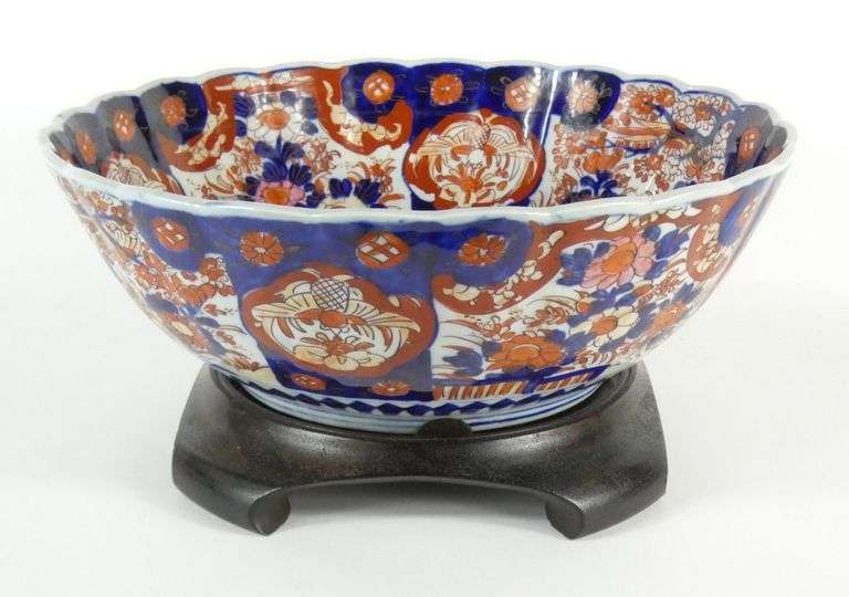 IMARI PORCELAIN LARGE CENTRE BOWL