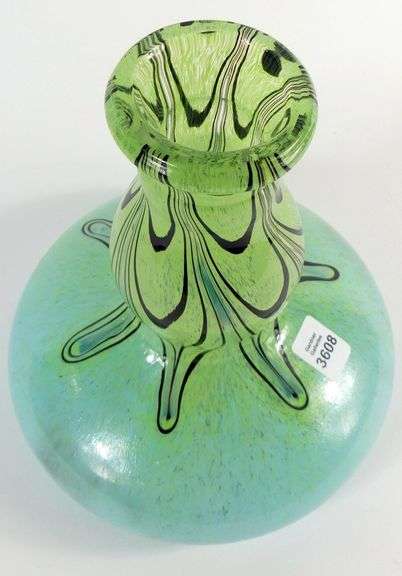 ART GLASS VASE
