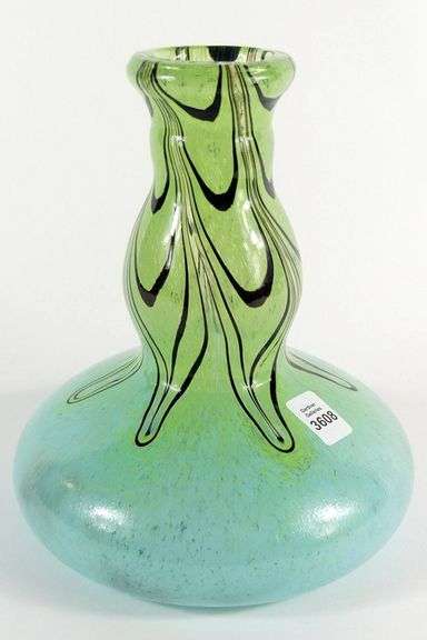 ART GLASS VASE