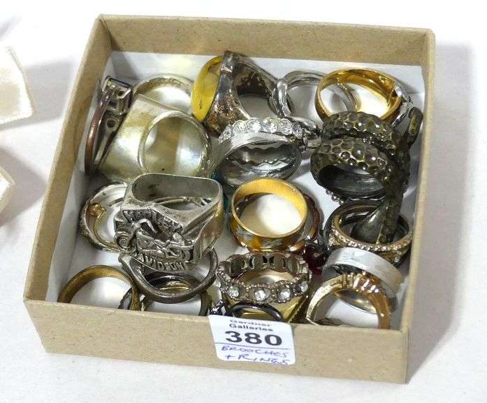 FASHION RINGS AND BROOCHES
