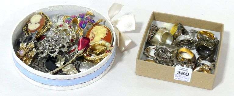 FASHION RINGS AND BROOCHES