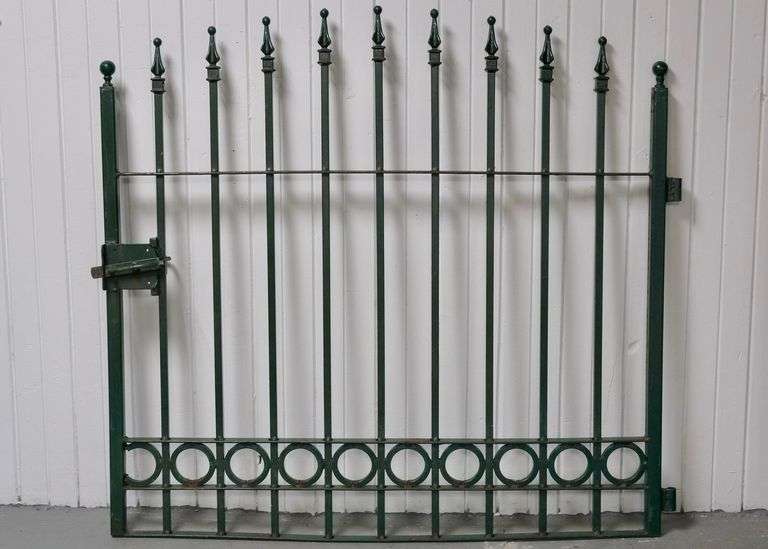 LARGE LOT OF FENCING