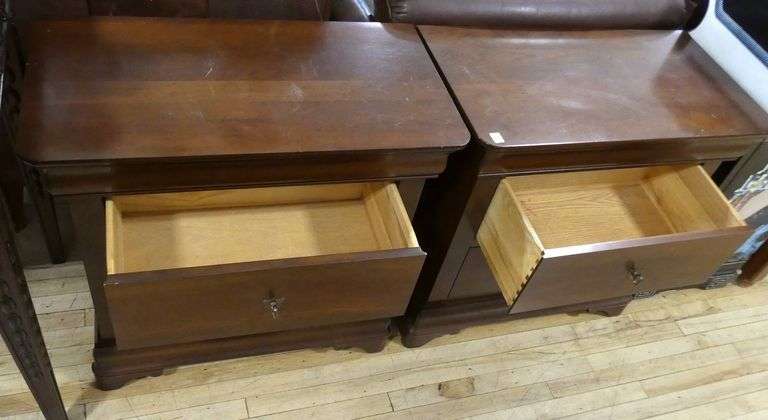 PAIR OF DURHAM FURNITURE NIGHTSTANDS