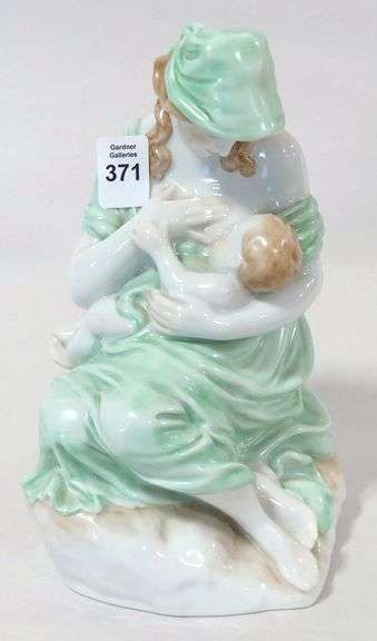 HEREND PORCELAIN FIGURINE