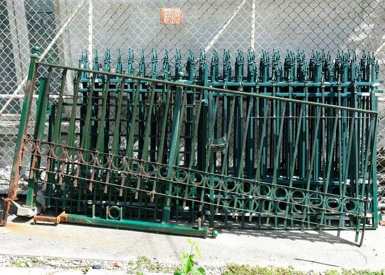LARGE LOT OF FENCING