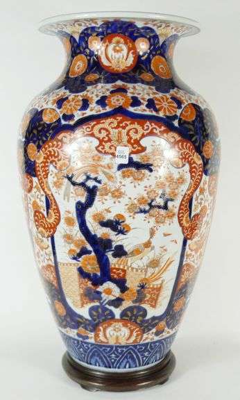 MAJOR ANTIQUE IMARI VASE