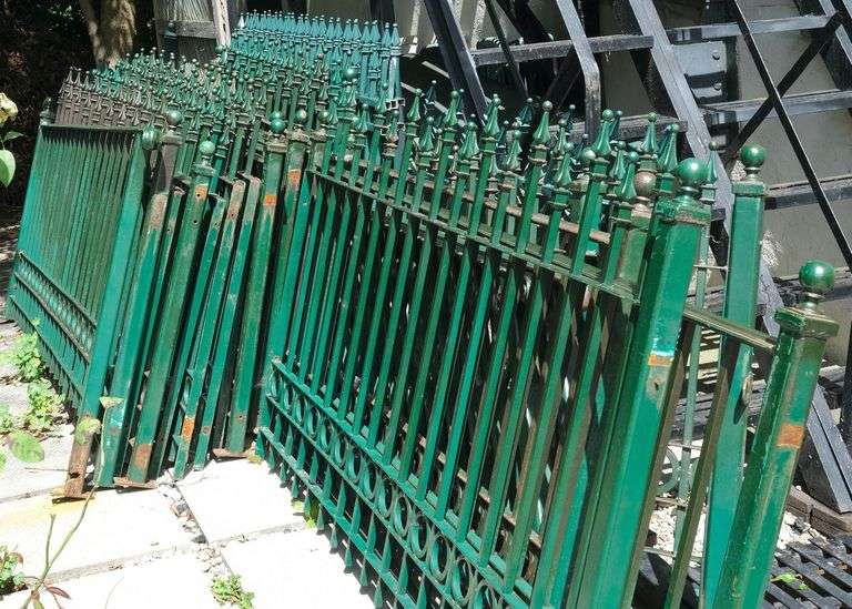 LARGE LOT OF FENCING