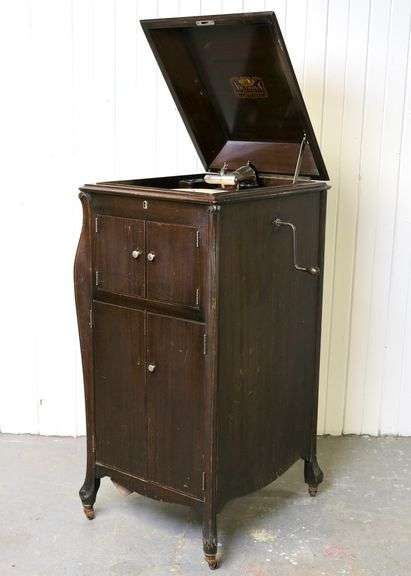 ANTIQUE VICTROLA