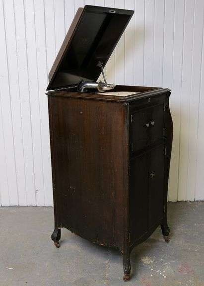 ANTIQUE VICTROLA