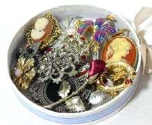 FASHION RINGS AND BROOCHES