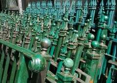 LARGE LOT OF FENCING