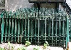 LARGE LOT OF FENCING