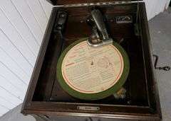 ANTIQUE VICTROLA
