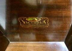 ANTIQUE VICTROLA