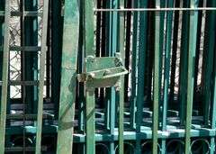 LARGE LOT OF FENCING