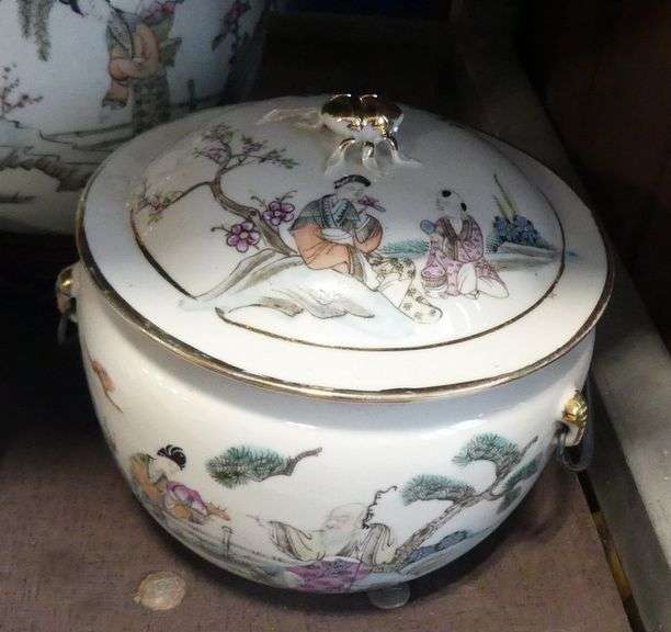 THREE PIECES OF CHINESE FAMILLE ROSE PORCELAIN