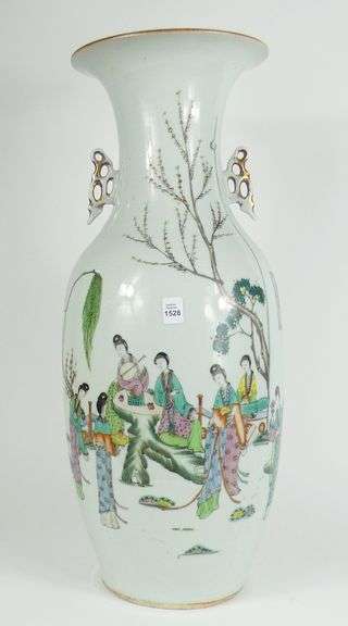 CHINESE PORCELAIN VASE