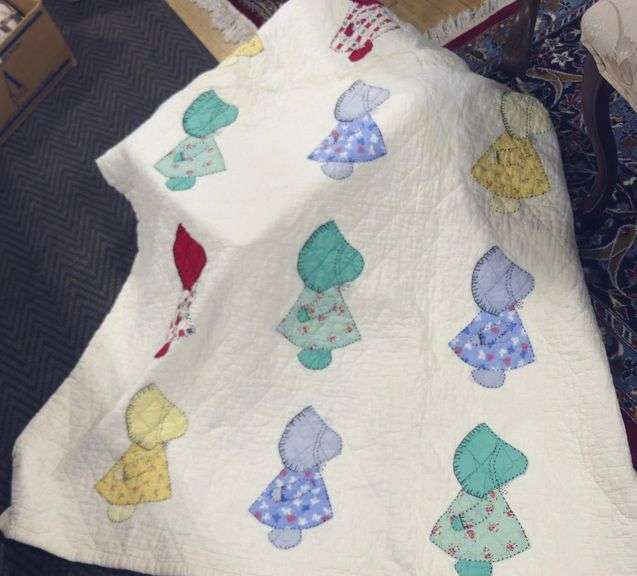 BOX LOT OF SEWING ITEMS AND QUILT